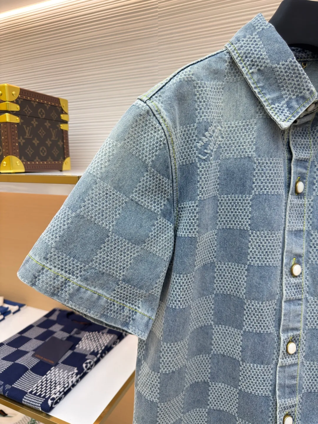 LOUIS VUITTON checkerboard denim short-sleeved shirt ●Authentic product: Purchased and developed by 14100 ●Item number: 1680088-B20 ●Fabric: Jacquard denim fabric ●Technology: 3D jacquard craft ●Version: Fitted version ●Size: S-M-L-XL ●Weight: about 635 grams ●Description: Using a loom to weave a three-dimensional pattern on the fabric, the sand-washed whitening distressed denim fabric presents a whitening and distressed effect. The overall wiring is straight and delicate, the fabric is comfortable and soft, and the color is consistent without color difference. It can be matched with the same style to create a fashionable look and control various occasions. Customized accessories, complete with three standards, same style for men and women!
